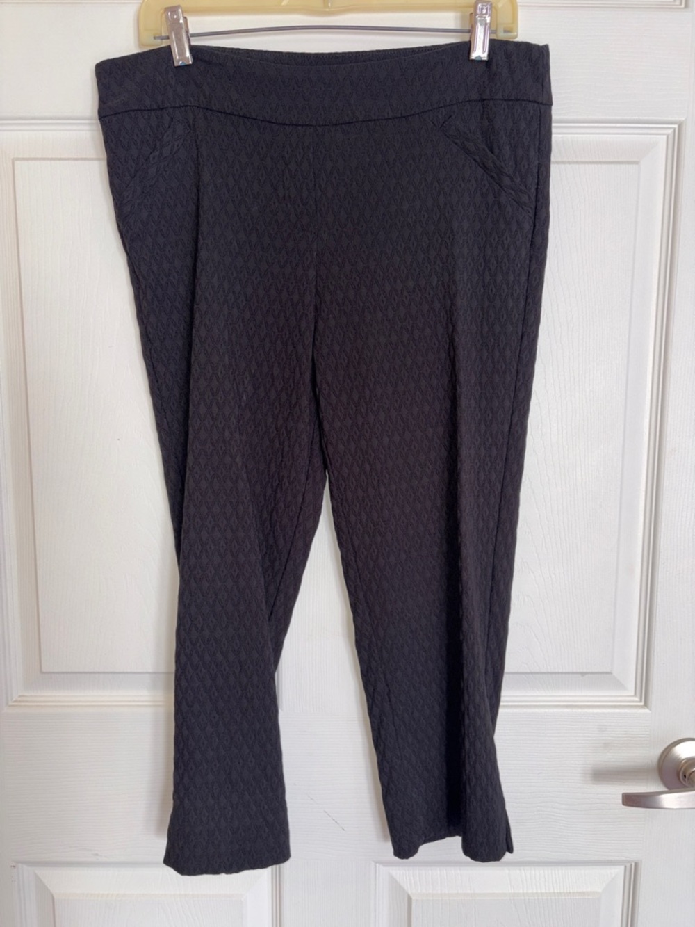Margaret M Black Textured Pull-On Capris